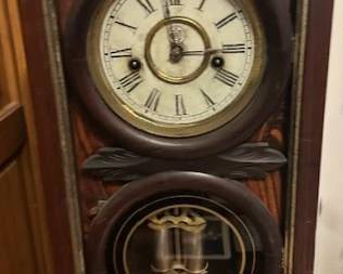 This vintage E. Ingraham & Co. mantel clock