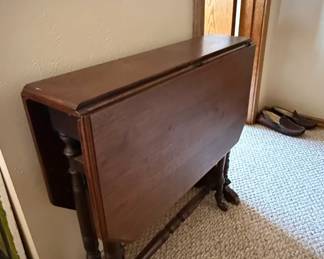 Antique Oak Gateleg DropLeaf Table