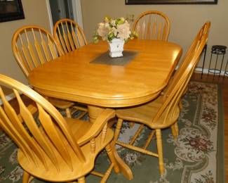 Solid wood dining table, in pristine condition