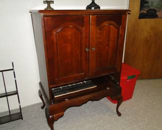Storage hutch, would make a fine project piece and turn it into a serving bar