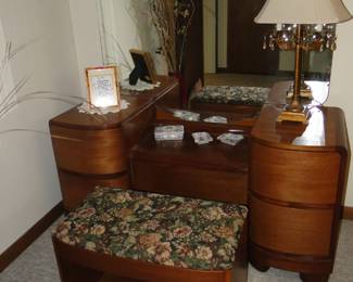 Complete Mid Century Modern Vanity in PRISTINE condition.  We have the complete set too