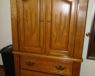Wardrobe hutch
