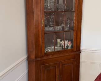 Corner cabinet