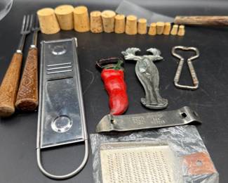 135 VINTAGEBOTTLEOPENERCOLLECTIBLEKITCHENLOTEkcoNovelty
