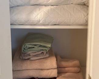 35 LinenClosetEssentials2PillowsTowelSelection