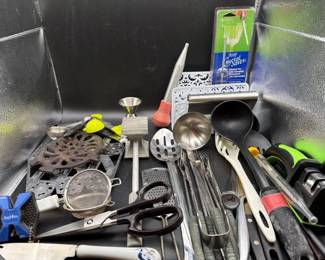 133 MASSIVEPROKITCHENGADGETBUNDLEDMTCrystalSaverCalphalon