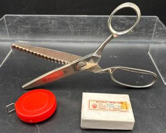 127 VintageSewingLotWissStylePinkingShearsJapanHeadPins