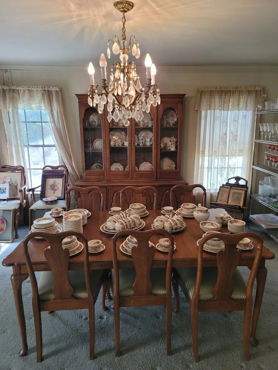 Vintage Davis Cabinet Co. Dining Table w/ 8 Chairs & 3 Leafs