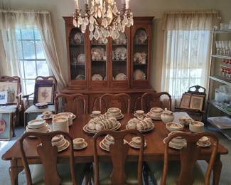 Vintage Davis Cabinet Co. Dining Table w/ 8 Chairs & 3 Leafs