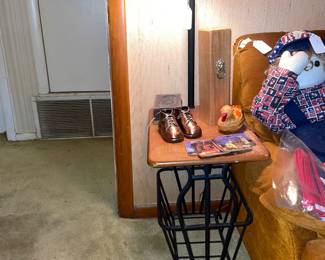 End table Lamp w/magazine rack