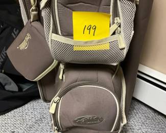 Great divider golf bag with several clubs