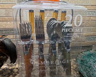 Cambridge Silversmiths Ltd. Pepino Mirror Piece Flatware Set with Chrome Rack