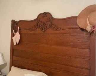 Full size antique bed