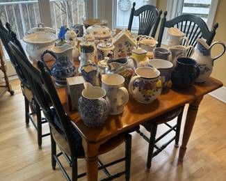 Kitchen table (extends with leaf, four chairs)