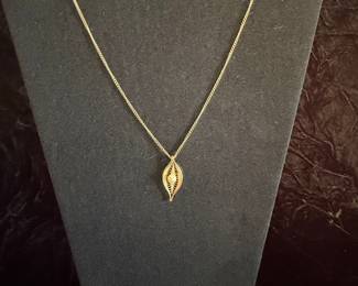 Vintage Filigree Pendant Necklace with Faux Pearl