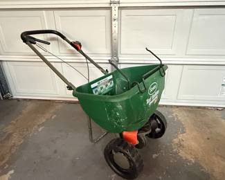 Scotts Turf Builder EdgeGuard DLX Broadcast Spreader