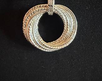 Interlocking Circles Pendant Necklace