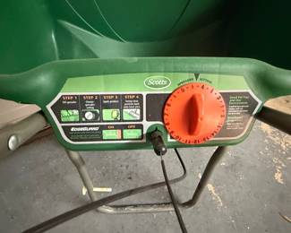 Scotts Turf Builder EdgeGuard DLX Broadcast Spreader