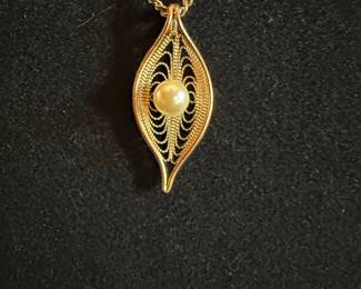 Vintage Filigree Pendant Necklace with Faux Pearl