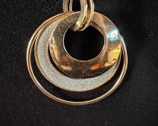 Interlocking Circles Pendant Necklace