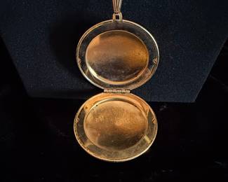 Vintage Gold Tone Oval Locket Necklace