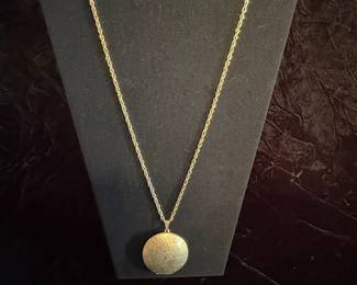 Vintage Gold Tone Oval Locket Necklace