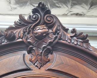 CREST OF ANTINQUE CABINET