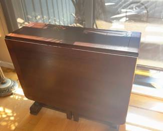 Arts and Crafts Oak Gateleg Drop Leaf Table