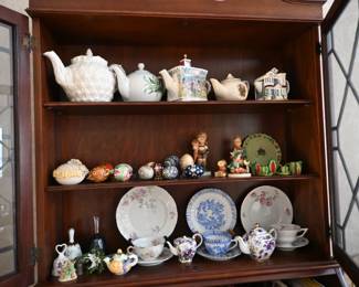 Tea cups and tea pots