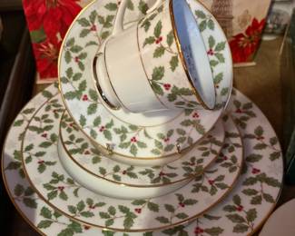 Noritake Holly and Berry Gold Rim  40 Piece Set Service for 8   5-Piece Place Settings