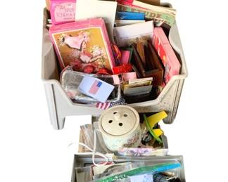 906 - Box of Assorted Books904 - Lot of Assorted Items