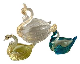470 - 3 Venetian Art Glass Swans - 5 x 5 x 4.5