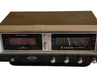 130 - Vintage Zenith Radio, Model R472 - 7 x 11 x 5 (Description): Used as-is electric/electronic/mechanical  item - no guarantee all components, untested.