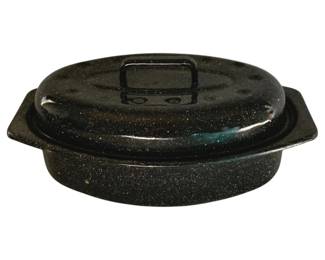 655 - Speckle & Spatter Enamelware Lidded Oval Roaster (Description): 12.5 x 8 x 6