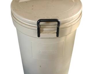 899 - Rubbermaid Trash Can - 20 x 36