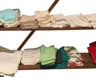 3122 - 2 Shelves of Assorted Linens