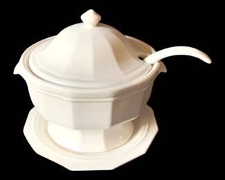 433 - Pfaltzgraff Tureen w/ Ladle - 11 x 11