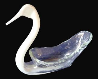 385 - Art Glass Swan - 10 x 10 x 4