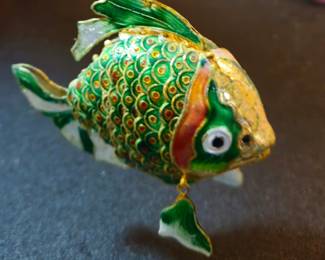 Clossoine fish ornament 