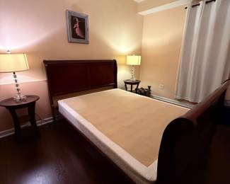 $250 Queen bed 38"x46"