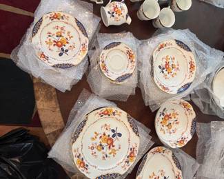 12 dinner  1 larger 1 large bowl 7 bowls 8 cups 1Creamer 1 holder 8 small saucer 6 large saucers