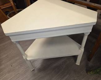 Corner table