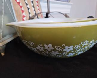 Vintage Pyrex Spring Blossom bowl set