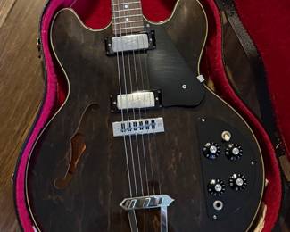 This item is a vintage 1970s Gibson ES-325 hollowbody electric guitar, featuring a rare walnut finish and a unique electronics layout on a single plastic plate.  Model: Gibson ES-325TD (Double Pickup). Era: Produced between 1972 and 1979. Key Features: Equipped with mini-humbucking pickups, similar to those used on the Firebird. Design: Semi-hollow construction with a slim neck profile.