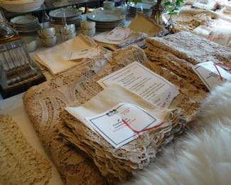 w/ Both Luncheon and Dinner Napkins & a Phenominal 12-1/2 x 5 ft Banquet Cloth