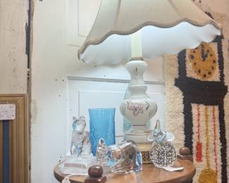 vintage shelf, cat figurines, pretty floral lamp