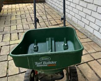 Fertilizer/seed spreader 