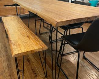 Dining table with four chairs and a bench - Rooms To Go