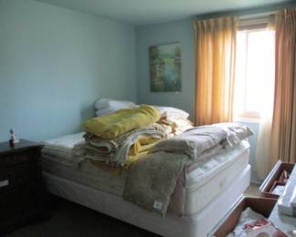 tons of bedding all sizes