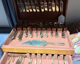 76pc Set of Dirilyte “Florentina” Flatware with Box